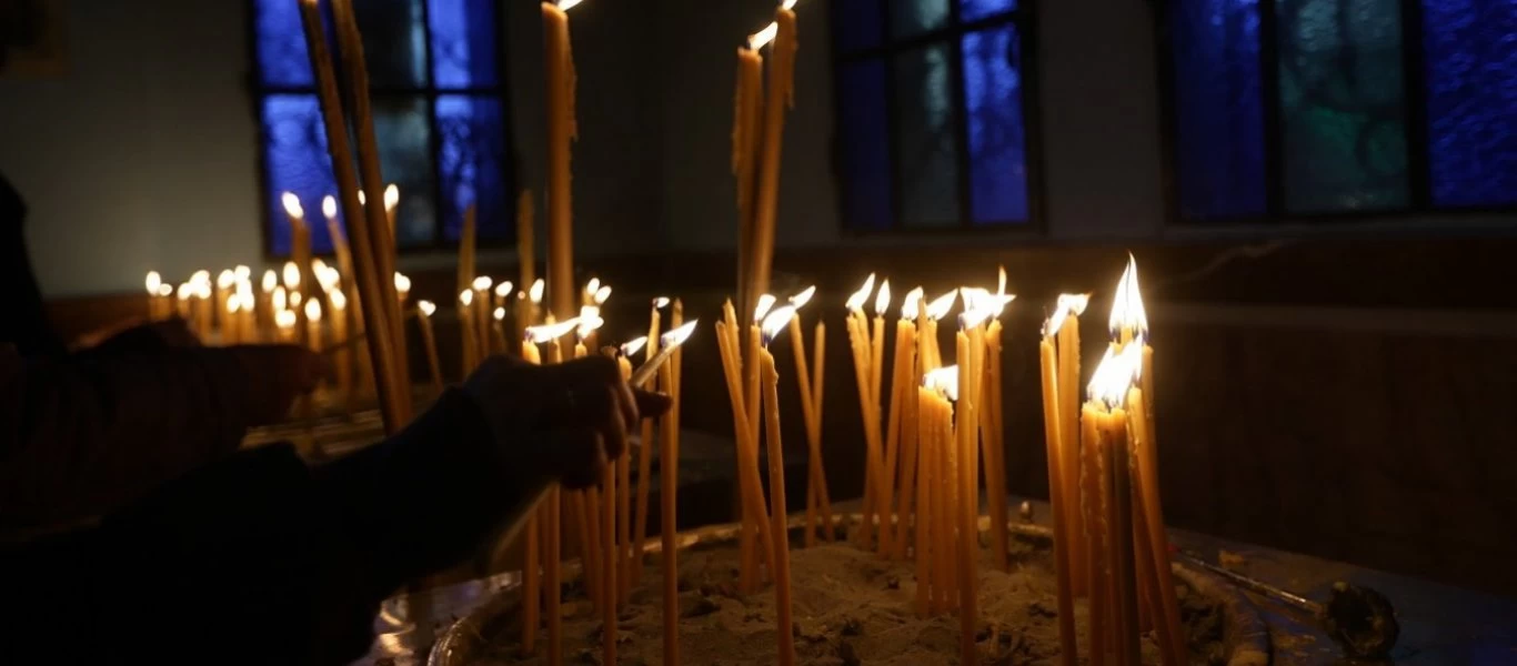 Καμία θρησκευτική λειτουργία ως τις 16 Μαΐου - Μέσα στην εκκλησία μόνο για προσευχή με μάσκα και αντισηπτικό